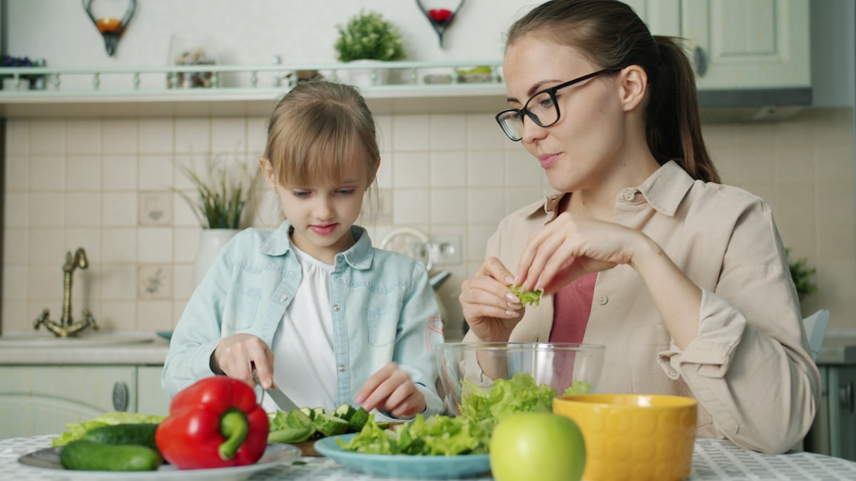 Famille partageant un repas équilibré